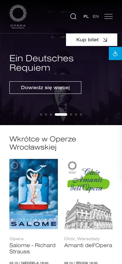 Strona główna opera.wroclaw.pl na telefonie ze slajdem „Ein Deutsches Requiem”