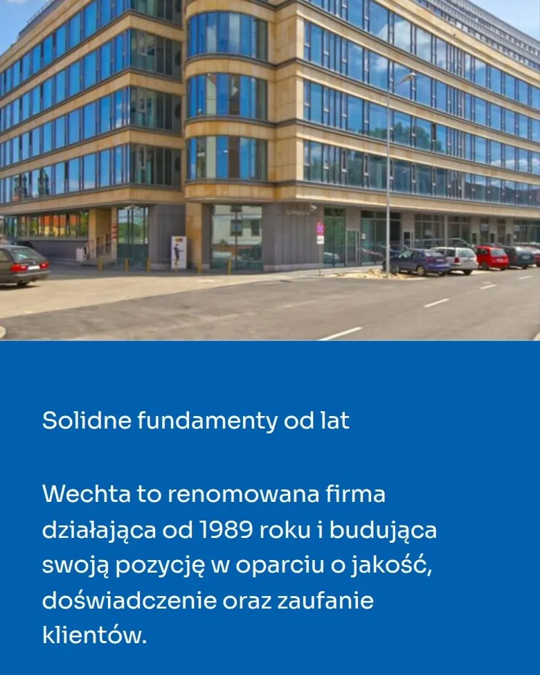 Podstrona O firmie wechta.pl na telefonie: zdjęcie budynku i sekcja „Solidne fundamenty od lat”