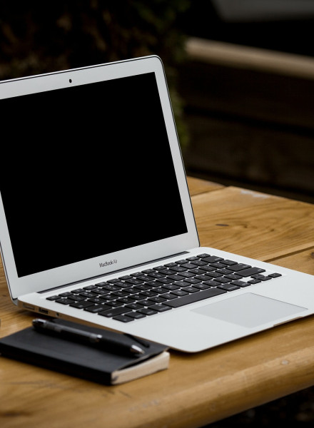 workstation-336369_1920.jpg